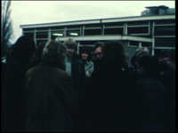 3898BB07656 Een film rond de Deventer MTS, met beelden van o.a.:- Een grote groep leerlingen op het schoolplein;- Er ...