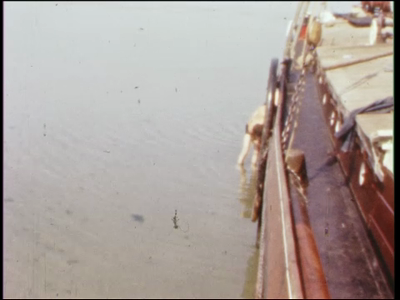 3902BB07660 Een film waarin leerlingen van de Deventer MTS een boot, de 'Twee Gebroeders', gezamelijk opknappen en er ...