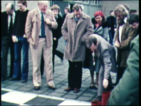 3909BB07667 Een film rond een groot schaakbord op het schoolplein van de Deventer MTS, met eromheen een grote groep ...