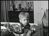 3917BB09516 Een familiefilm van de familie Lamberts, met beelden van o.a.:- Frits staat in zijn ledikantje;- Moeder met ...
