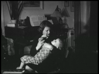 3918BB09517 Een familiefilm van de familie Lamberts, met beelden van o.a.:- Moeder met Frits op haar arm;- Oma, Frits, ...