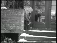 3919BB09518 Een familiefilm van de familie Lamberts, met beelden van o.a.:- Frits buiten in de sneeuw aan het ...