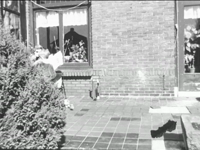 3920BB09519 Een familiefilm van de familie Lamberts, met beelden van o.a.:- Frits met moeder buiten op het terras;- ...