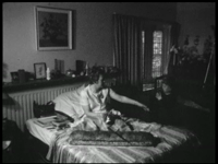 3921BB09520 Een familiefilm van de familie Lamberts, met beelden van o.a.:- Moeder in bed, er wordt krentenwegge ...
