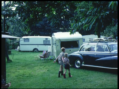 3925BB09524 Een familiefilm van de familie Lamberts, met beelden van o.a.:- Met de caravan op een camping in het ...