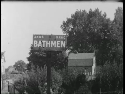 4209BB03313 Dorpsfilm over Bathmen omstreeks 1939.Paard met wagen en een fietser op een weg; plaatsnaamborje Bathmen; ...