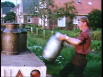 4252BB03814 Film uit de Collectie Aaftink Holten.Beelden uit De Haar bij Holten. Het laden van melkbussen door de ...