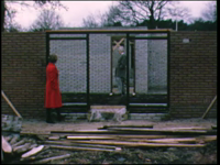 431BB06755 Privéfilm van de familie Staal met beelden van een huis in aanbouw en twee dames die de woning bezichtigen, ...