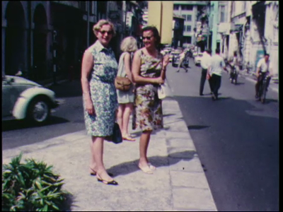 432BB06756 Privéfilm van de familie Staal met beelden van Singapore, thuis achter de piano, een vrouw op een ligbed in ...