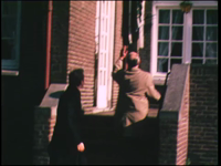 433BB06757 Film rondom de aankomst van de heren van een Rotary club bij een hotel., 00-00-1977