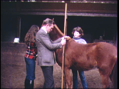 436BB06760 Privéfilm van de familie Staal met beelden van paardrijden, de uitleg van het begrip schofthoogte, het ...
