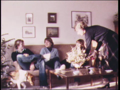 437BB06761 Privéfilm van de familie Staal met beelden van het gezin gezellig bij elkaar in de woonkamer, vogels in de ...