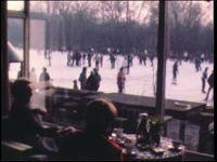 438BB06762 Privéfilm van de familie Staal met beelden van schaatsers op de schaatsbaan in Hengelo, en de familie in de ...