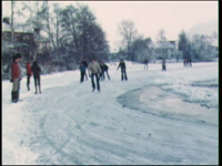 442BB06766 Privéfilm van de familie Staal met beelden vanaf de schaatsbaan, gelegen op een kleigat te Hengelo., 00-00-1978