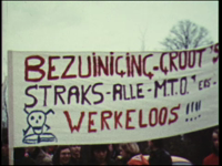 4459BB07683 Een film rond een demonstratie, tegen bezuinigingen, van een MTS te Deventer met beelden van o.a.:- ...
