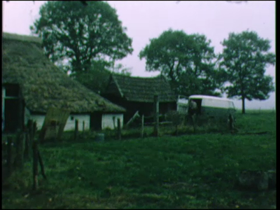 446BB06770 Privéfilm van de familie Staal met beelden van de sloop en de brandstichting van een oude boerderij te ...