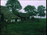 446BB06770 Privéfilm van de familie Staal met beelden van de sloop en de brandstichting van een oude boerderij te ...