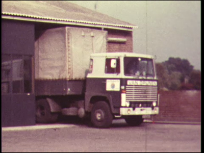 4477BB07701 Een film met diverse opnames van o.a.:- Een vrachtwagen van transportbedrijf Opijnen uit Deventer;- De ...