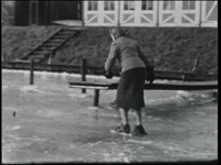454BB06778 Privéfilm van de familie Staal, met beelden van een winters Hengelo, met schaatsers op het kanaal en het ...