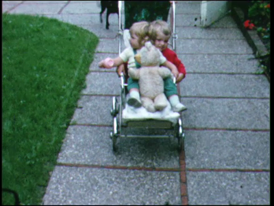 455BB06779 Privéfilm van de familie Staal, met beelden van kinderen in een kinderwagen, en twee dochters in de tuin, ...