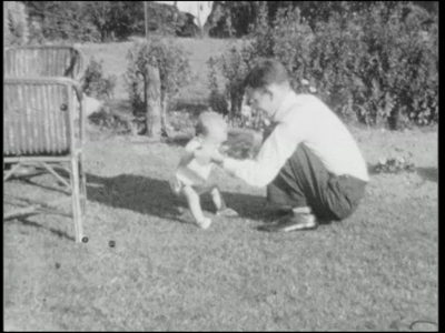 457BB06781 Privéfilm van de familie Staal, met beelden van gezin, met de kinderen, de hond, en opa en oma, en thuis, ...