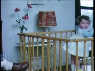 458BB06782 Privéfilm van de familie Staal, met beelden van Arjenne in de box, in gezelschap van moeder en zusje., ...