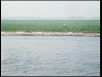 5031BB07721 Een film rond de vondst van een 'drenkeling', met beelden van:- Een reddingsboot op de IJssel bij ...