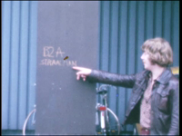 5033BB07723 Een film met beelden van o.a.:- Een leerling van de MTS wijst in de Deventer binnenstad op een muur waarop ...
