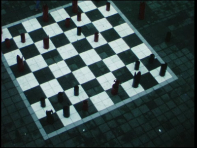 5037BB07727 Een film met beelden van een groot schaakbord op het schoolplein van de Deventer MTS, en leerlingen die ...