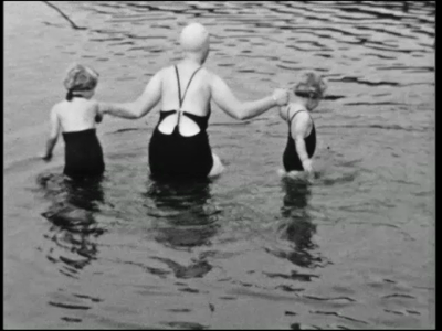 520BB08131 Een familiefilm van de familie Lodérus uit Lutten, met beelden van o.a.:- Juli, zwemmen in Hardenberg;- De ...