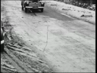534BB08145 Een bedrijfsfilm rond het egaliseren van een weg met gebruik van een soort asfaltcement., 00-00-1950