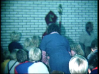 6479BB03427 Een film met diverse beelden van:- Sint Nicolaas en Zwarte Piet op bezoek in een klaslokaal, waarbij de ...
