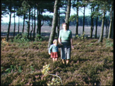 6482BB03430 Familiefilm met beelden van een boswandeling door moeder, oma en de kinderen, het Openluchtmuseum te ...