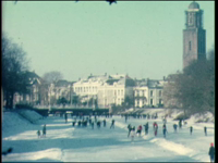 6483BB03431 Film vol wintertafrelen, met beelden van schaatsplezier op de Zwolse grachten, de Sassenpoort, het ...