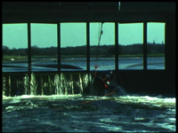 6712BB07168 Een bedrijfsfilm van kunststofproducent Wavin rond het vervoer van buizen over water, met beelden van een ...