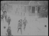 7086BB03945 Samenvatting:Privé-opnames van de intocht van Canadese troepen tijdens de bevrijding van Zwolle op 14 april ...