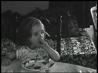 7898BB08051 Zeven familiefilmpjes van de familie Lamberts.1. Annetje (5-06):- Annetje binnen aan het eten;- Het gezin ...