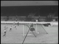 8230BB04014 Film over het scouten van voetballers in Engeland. Voorbeelden worden gegeven hoe zij voortkomen uit de ...