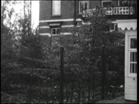 8240BB04024 Een familiefilm met beelden van het omhakken van een boom in een achtertuin, een jongetje laat buiten een ...