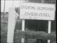 8244BB04028 Film van Stichting Gezinsoord Overijssel Hardenberg.In zwart/wit gefilmd.Beelden van kamp Molengoot in ...