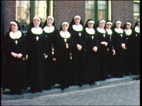 8259BB04043 De nonnen van het Gasthuis staan op een rij op het Gasthuisplein tijdens een koninklijk bezoek., 00-00-1965