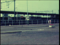 8398BB06706 Een film, opgenomen in Zwolle, met beelden van het station, de Stationsstraat, de Burgemeester van ...