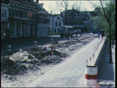 8401BB06709 Een film, opgenomen in Zwolle, met beelden van de Burgemeester van Roijensingel, de Sassenpoort, de ...