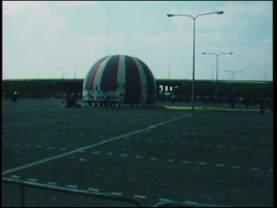 8402BB06710 Een film, opgenomen in en rond Zwolle, met beelden van een luchtballon, parachutisten, het Kamperlijntje, ...