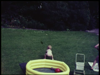 8441BB08061 Tien familiefilmpjes van de familie Lamberts.15. Boot (6-07):- Broertjes samen in een badje in de tuin;- ...