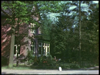 8466BB08086 Een familiefilm van de familie Lamberts, met beelden van o.a.:- Een villa en een auto (L 60643);- Moeder ...
