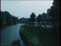 8939BB06713 Een film, opgenomen in Zwolle, met beelden van een optocht met paard en wagens, een optocht met praalwagens ...