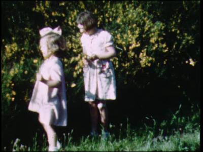 8967BB06743 Een film rondom vakanties eind jaren veertig, met beelden van meisjes die bloemen plukken, meisjes met hun ...
