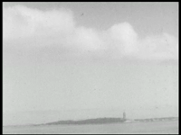 9450BB02140 Een film van de Heemaf met beelden van tinbaggermolen Karimata in bedrijf op de Waddenzee, waar het op zijn ...