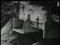 9471BB02161 Een film van de Heemaf met beelden van het machinaal dorsen van graan, met op de achtergrond de ...